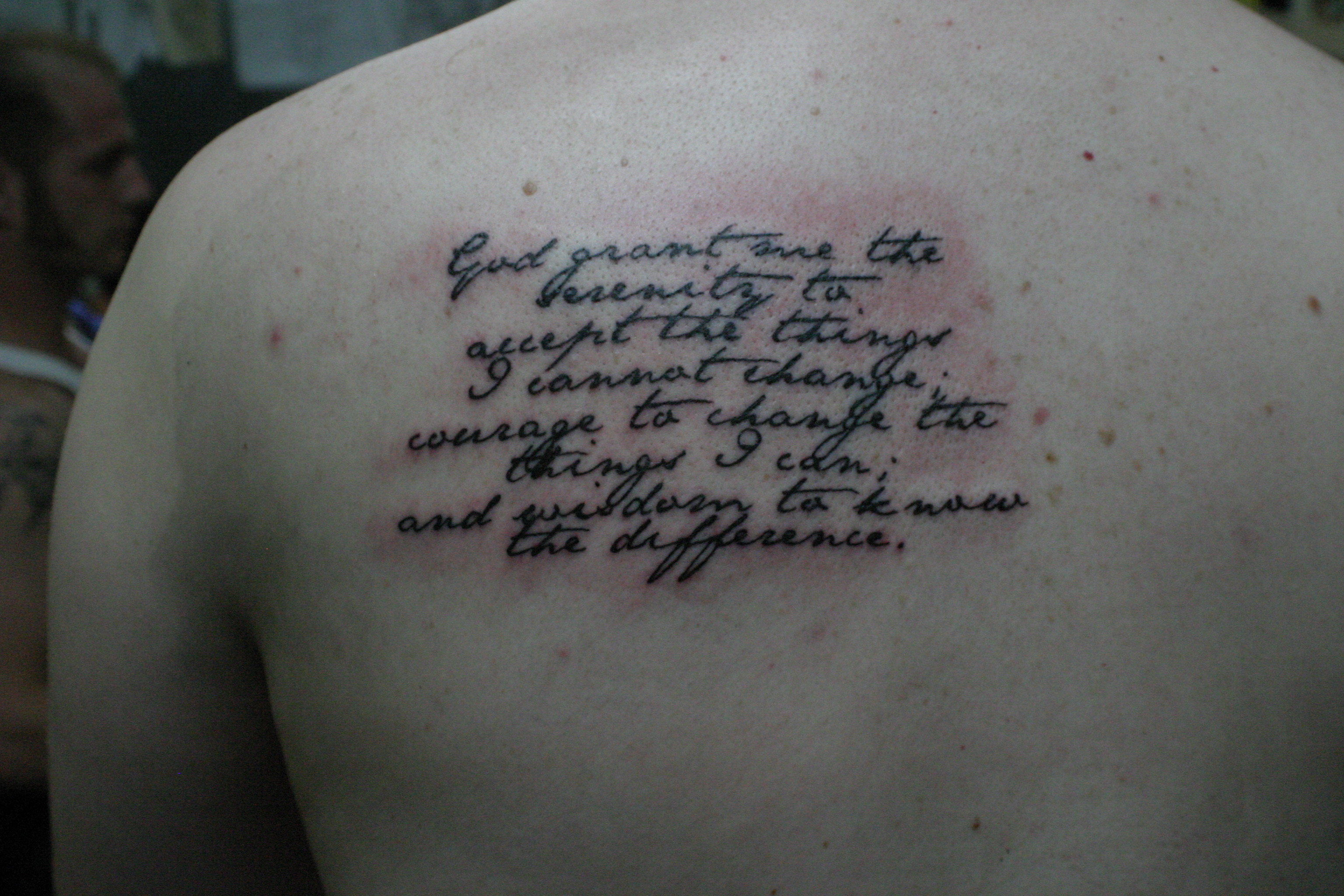 Serenity Prayer Tattoos - Mens Shoulder Blade Quote Tattoo - HD Wallpaper 