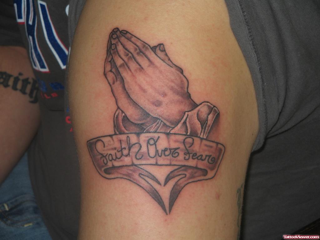 Grey Ink Praying Hands Tattoo On Shoulder - Tattoo Designs For Boys - HD Wallpaper 