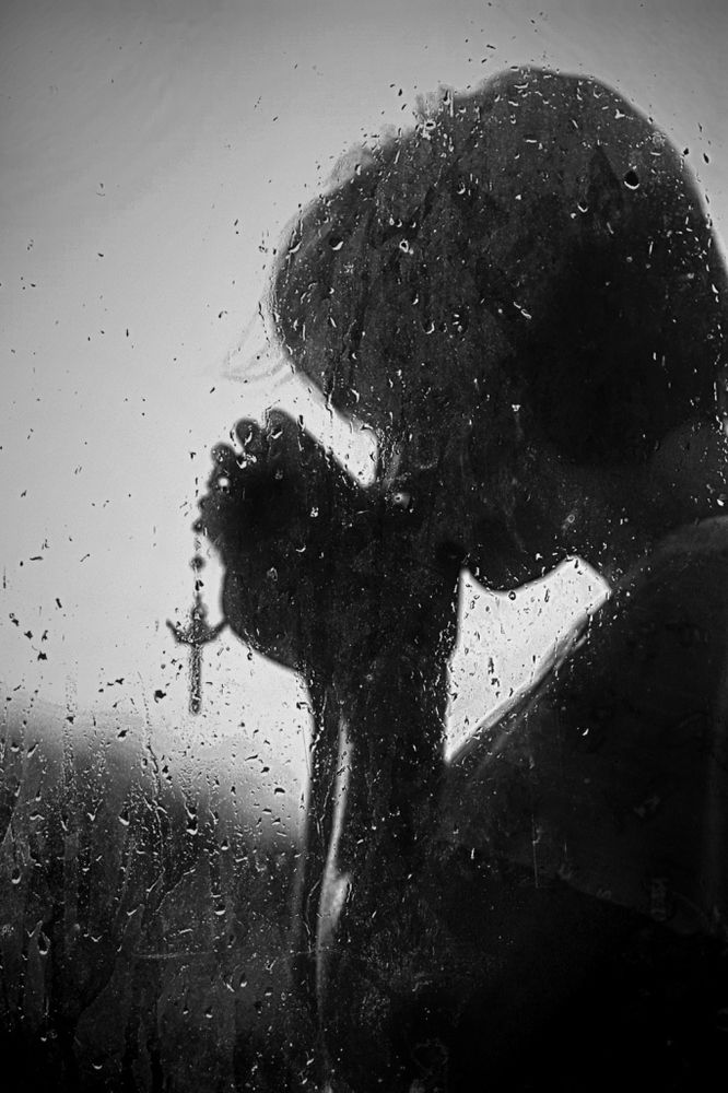 Praying Hands In Rain - HD Wallpaper 