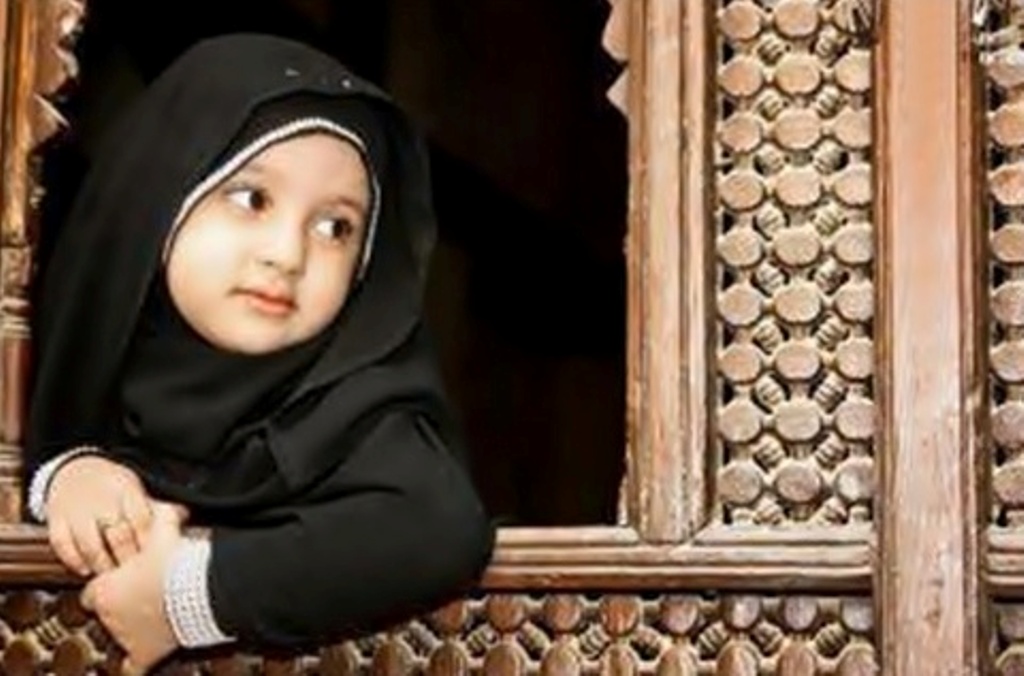 Cute Muslim Girl Praying - HD Wallpaper 