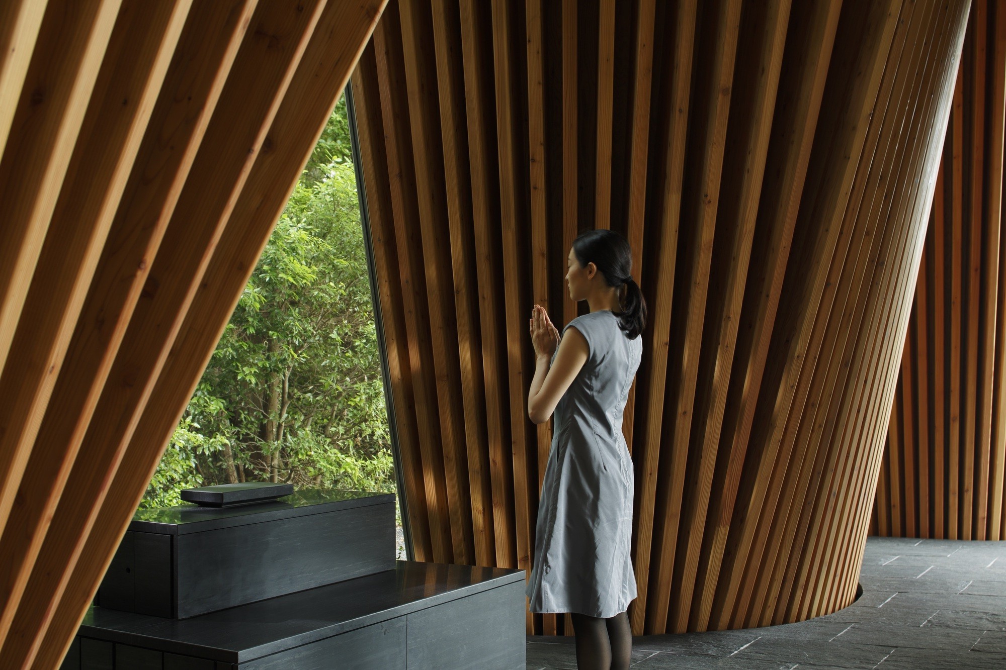 Praying At Church Hd Backgrounds - HD Wallpaper 