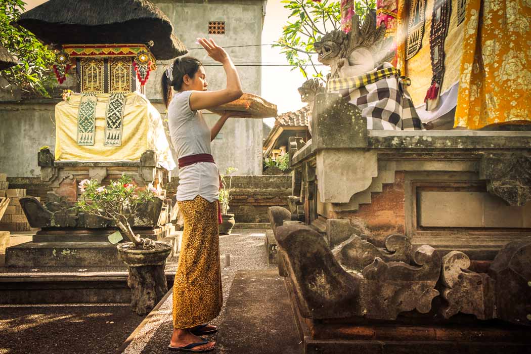 Pictures Of People Praying - Praying In Bali - HD Wallpaper 