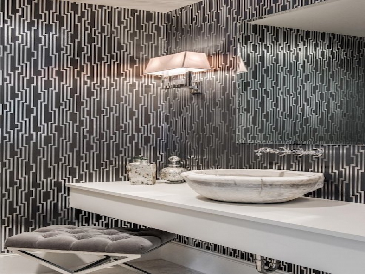 Silver Textured Wallpaper And Gray Geometric Bathroom - Bathroom - HD Wallpaper 