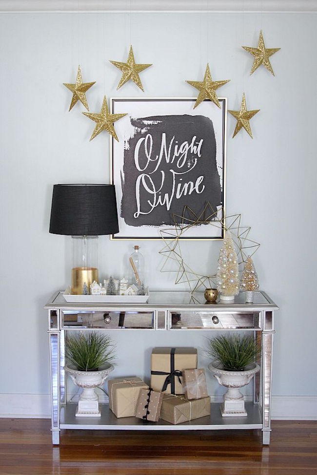 Contemporary Silver And White Holiday Decoration 20 - Xmas Decor On Console Table - HD Wallpaper 