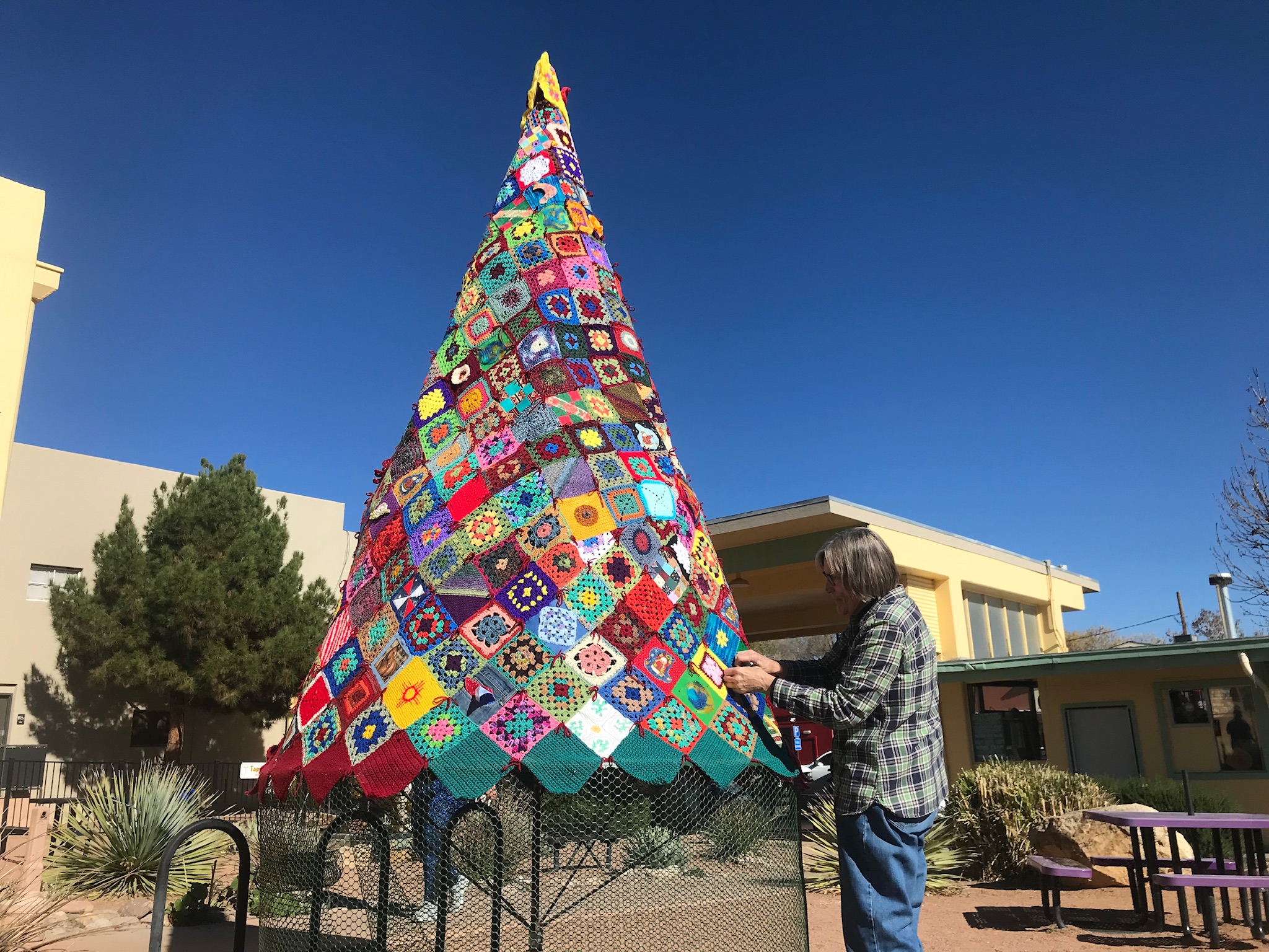 Susan Allen Stands Next To A Quilted Christmas Tree - Christmas Tree - HD Wallpaper 