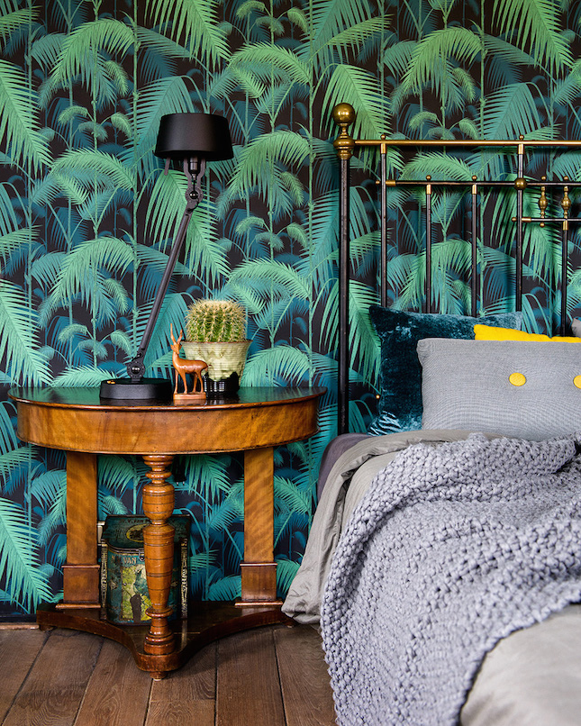 Tropical Wallpaper Enhances A Bedroom - Cole & Son Wallpaper Palm Jungle - HD Wallpaper 
