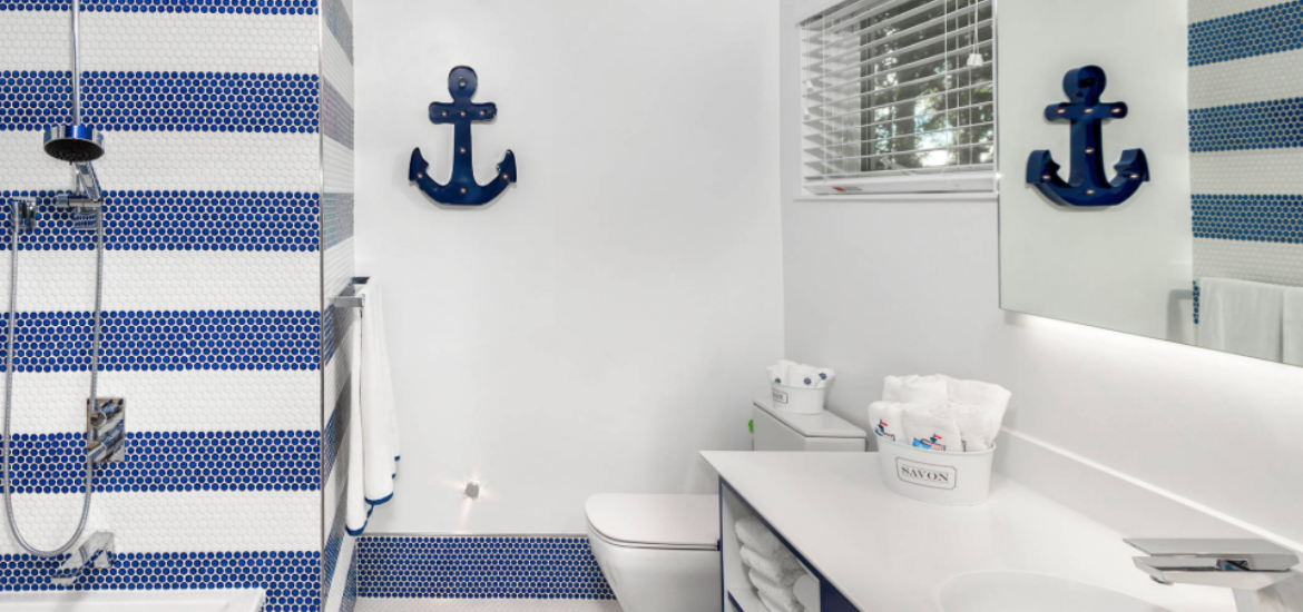 Navy Beach Themed Bathroom - HD Wallpaper 