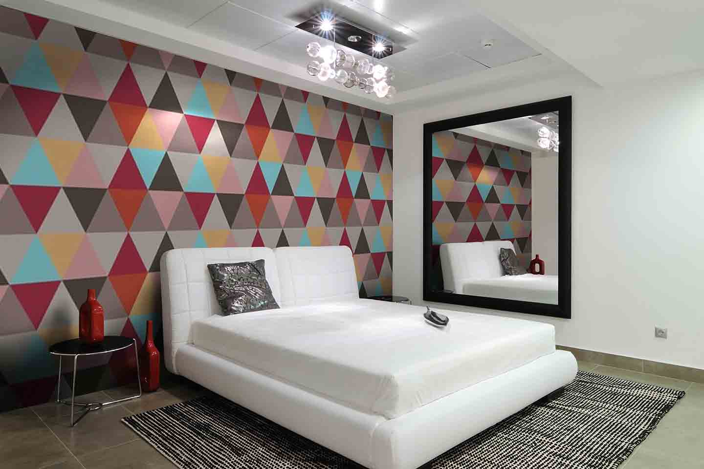 Color Contrast Bedroom Wallpaper - Contrast Design For Room - HD Wallpaper 