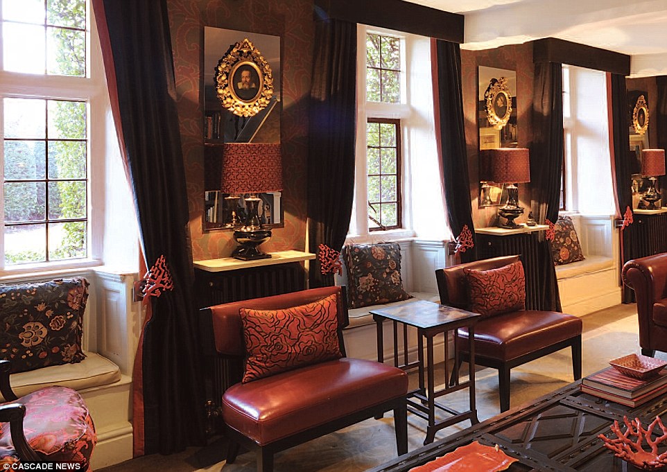 Dark Colours And Heavy Furnishings Gave The Drawing - Interior Laurence Llewelyn Bowen - HD Wallpaper 