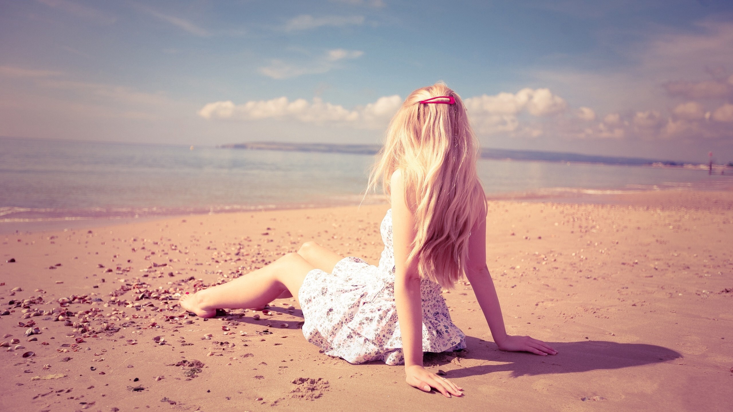 2560x1440, 
 Data Id 178591 
 Data Src /walls/full/a/f/6/178591 - Girl Sat On Beach - HD Wallpaper 