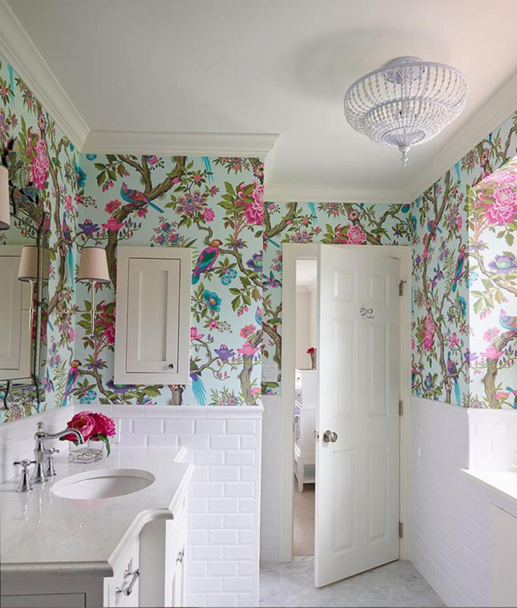 Modern Bathroom Wallpaper Designs - Baños Con Papel Pintado Y Azulejos - HD Wallpaper 