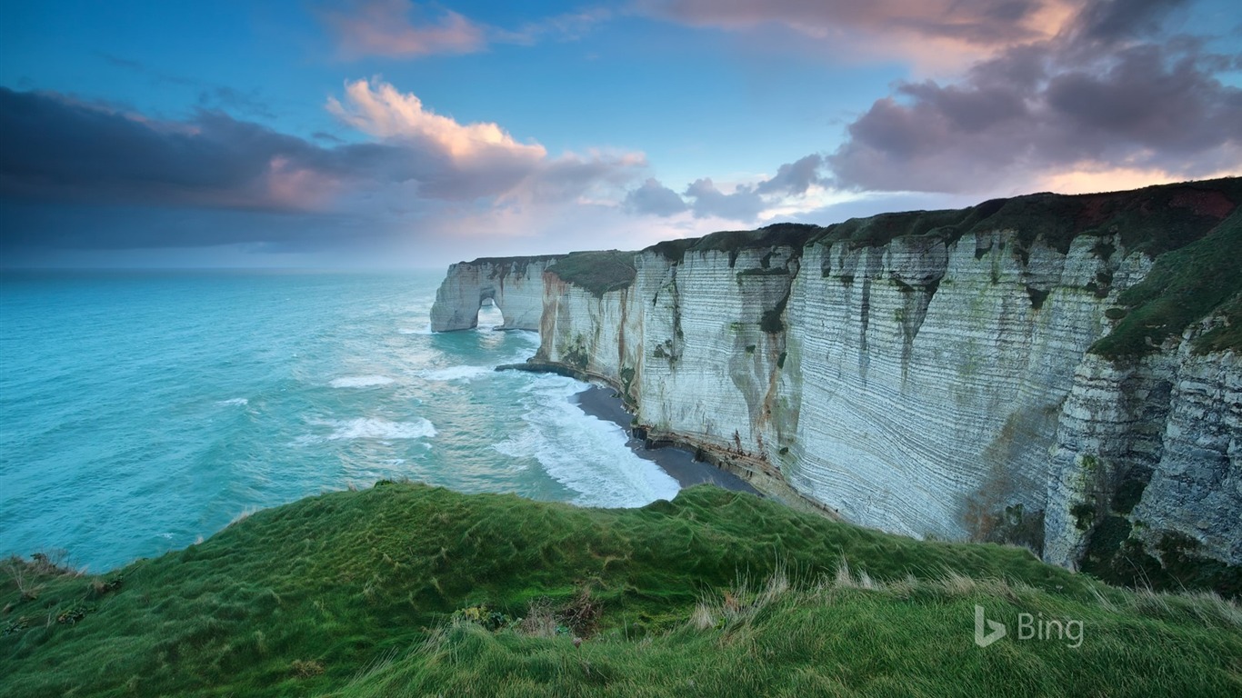 Sunrise On The Cliffs Of Etretat Seine Maritime 2017 - Étretat In Normandy France - HD Wallpaper 