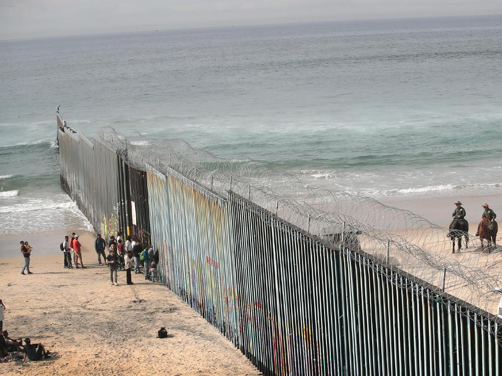 People Watch As Us Border Patrol Agents Patrol Across - Zidul Dintre Mexic Si Sua - HD Wallpaper 