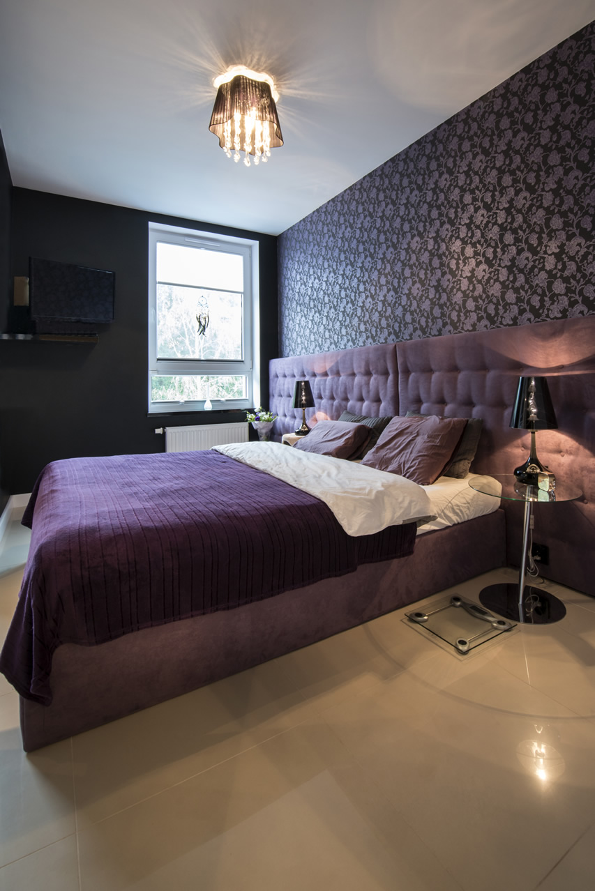 Purple Theme Modern Bedroom Chandelier - Detalles Para El Dormitorio - HD Wallpaper 