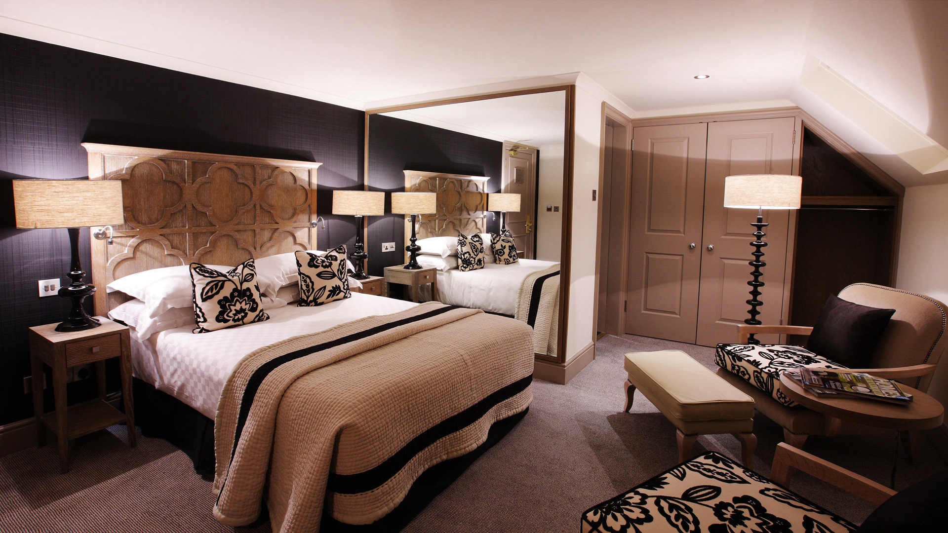 Wallpaper Bedding, Bedroom, Closet, Floor Lamp, Wall, - Hotel Tottenham Court Road - HD Wallpaper 
