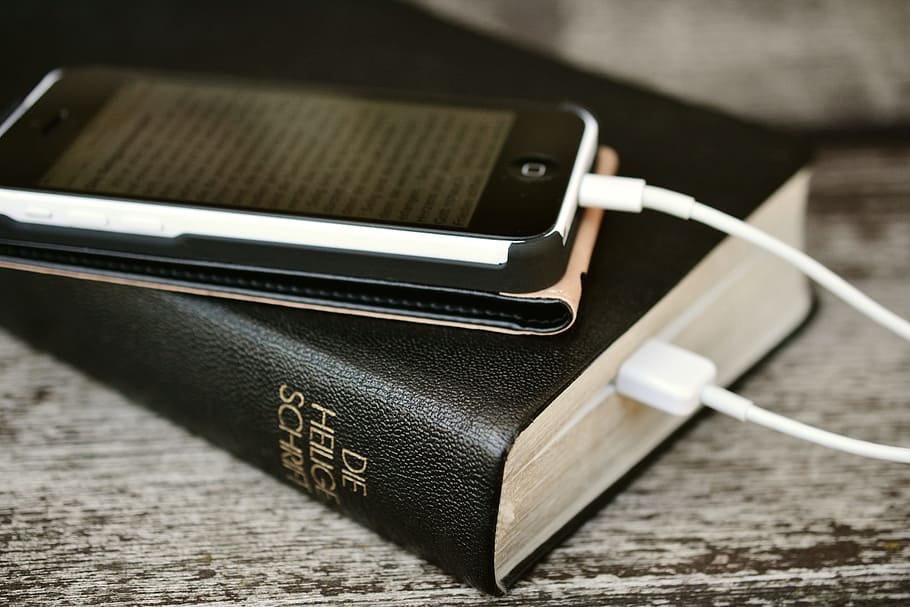 Black Ipod Touch With Black Case, Bible, Iphone, Mobile - HD Wallpaper 