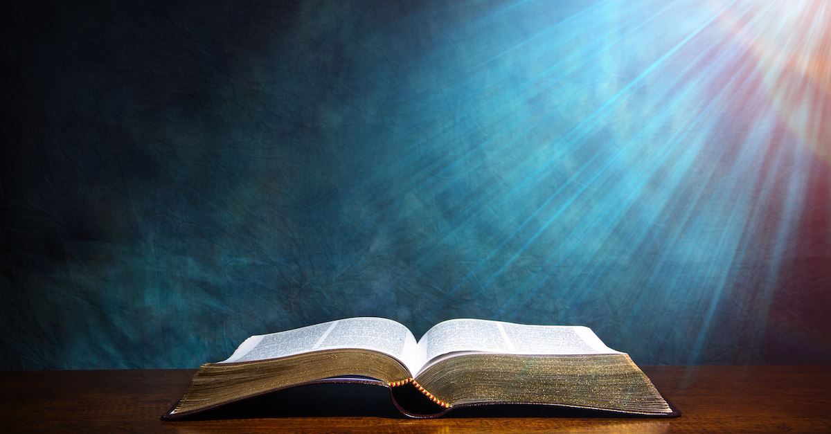 Light Shining On Bible - HD Wallpaper 