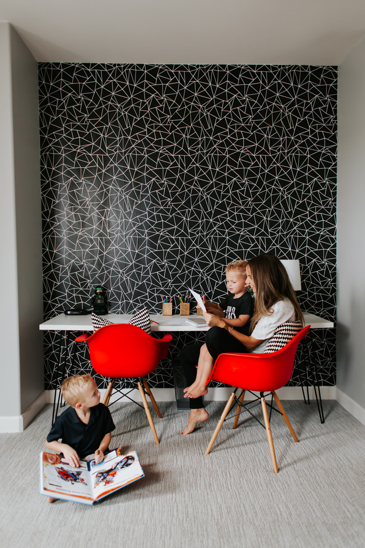 Sitting - HD Wallpaper 