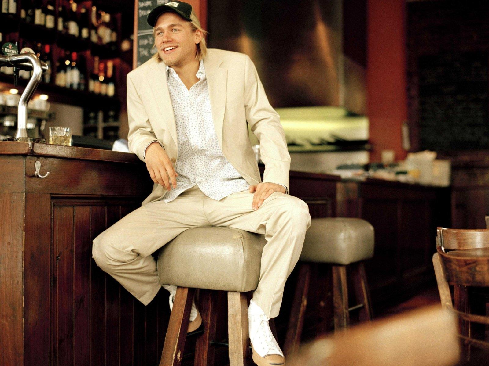 Charlie Hunnam, Bar,  jacket - Charlie Hunnam White Suit - HD Wallpaper 