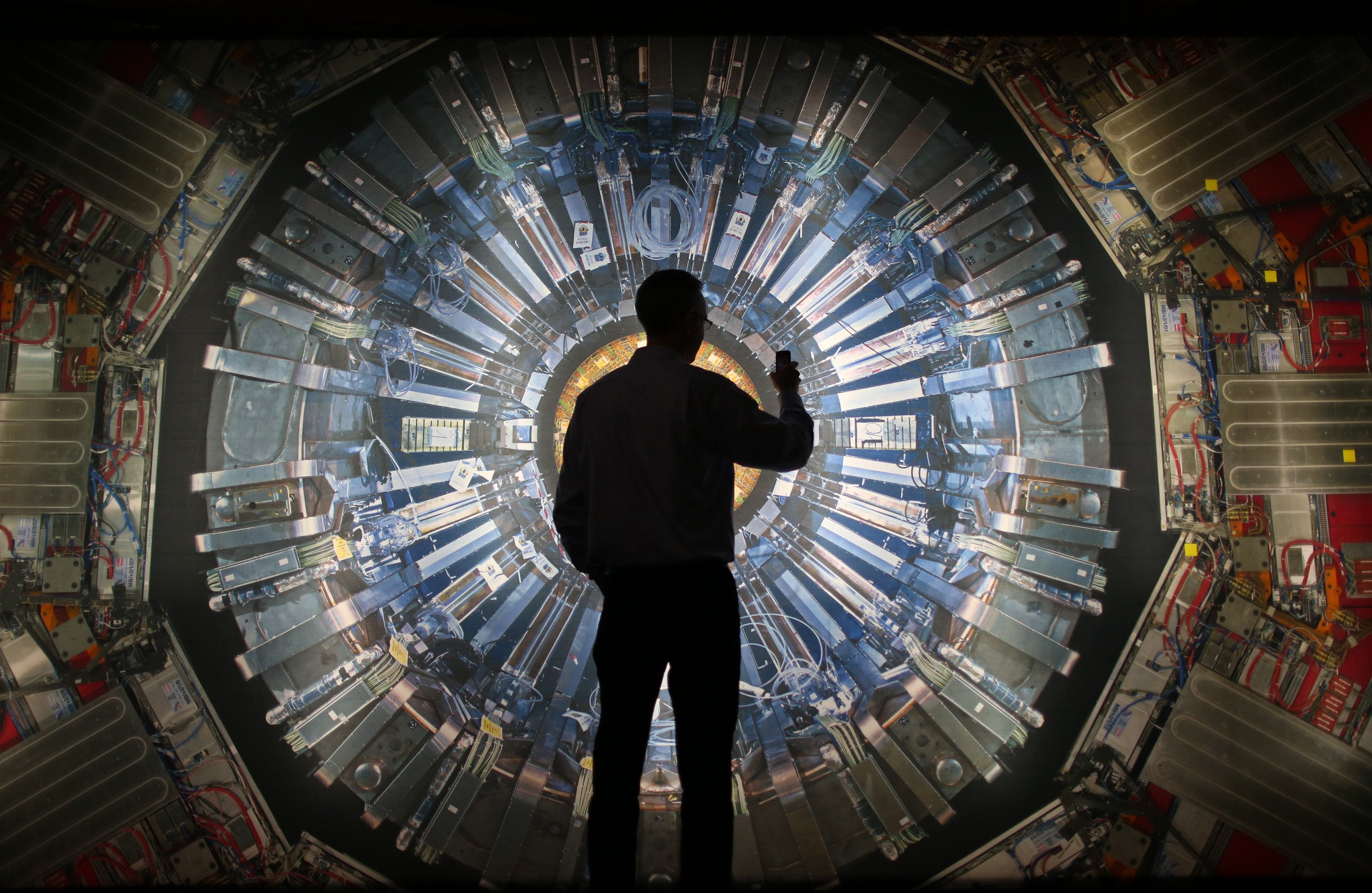 Scientist Hadron Collider - HD Wallpaper 