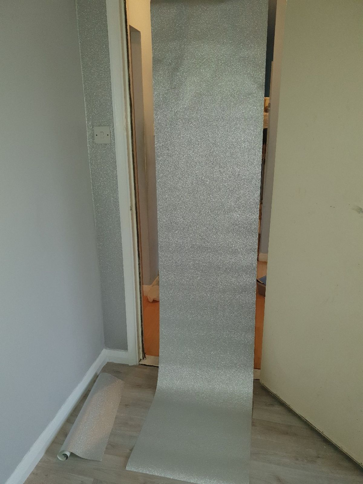 Unopened Roll & X2 250cm Silver Glitter Wallpaper - Floor - HD Wallpaper 