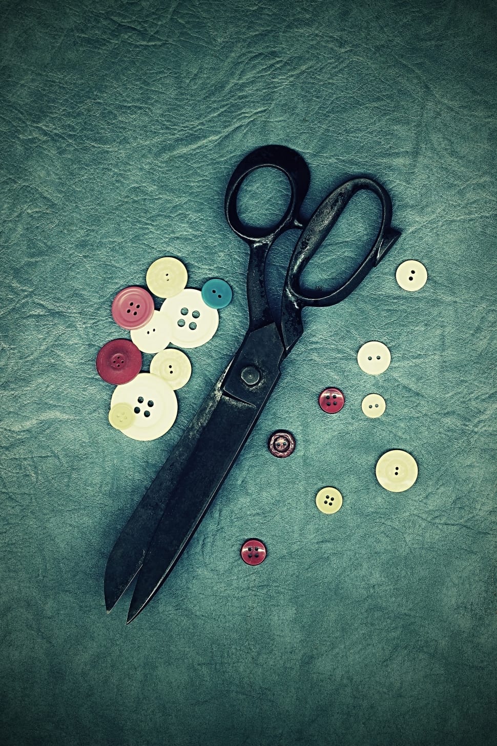 Black Taylor Scissors And Clothes Button Preview - Scissors Sewing - HD Wallpaper 