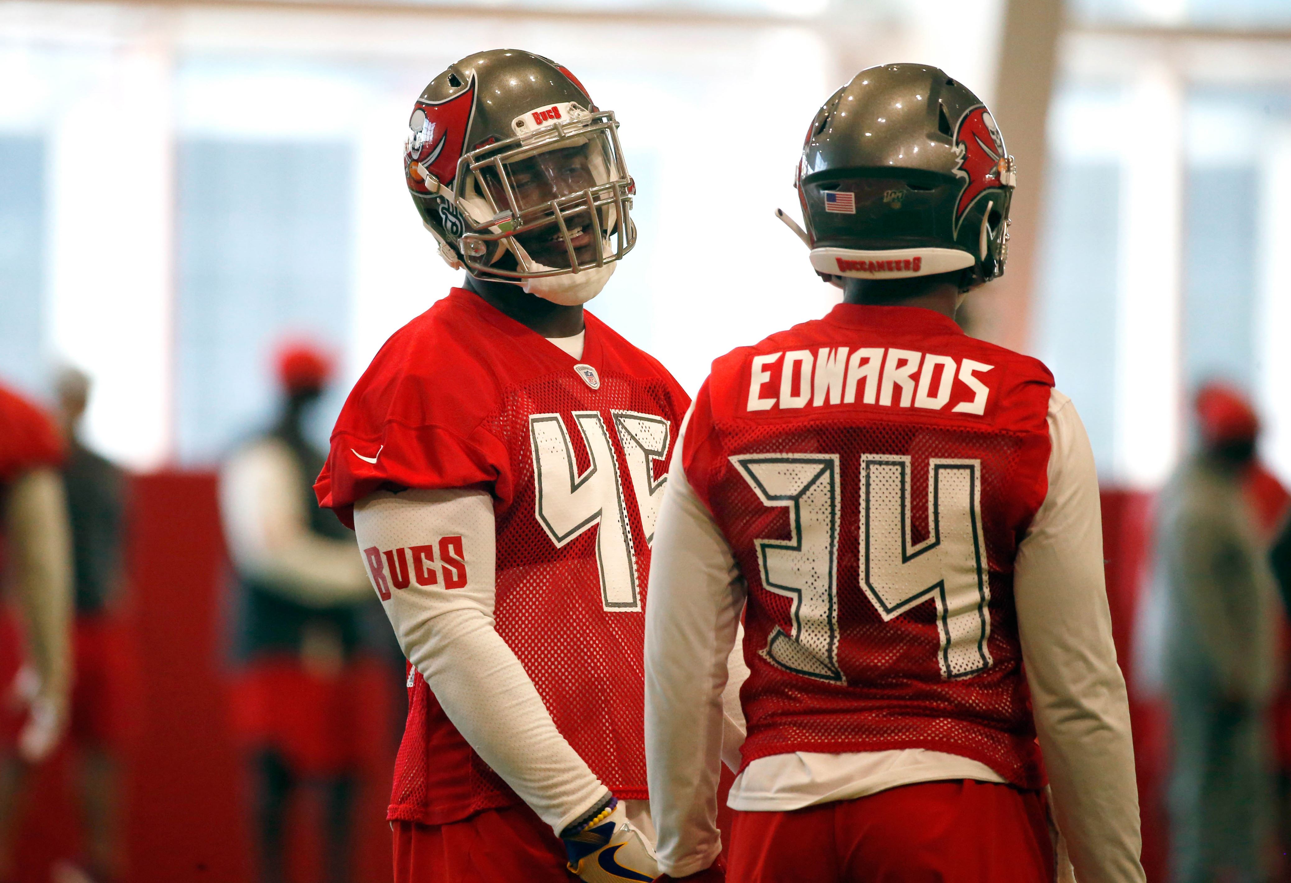 A Person Wearing A Helmet Holding A Baseball Bat - Football Player - HD Wallpaper 