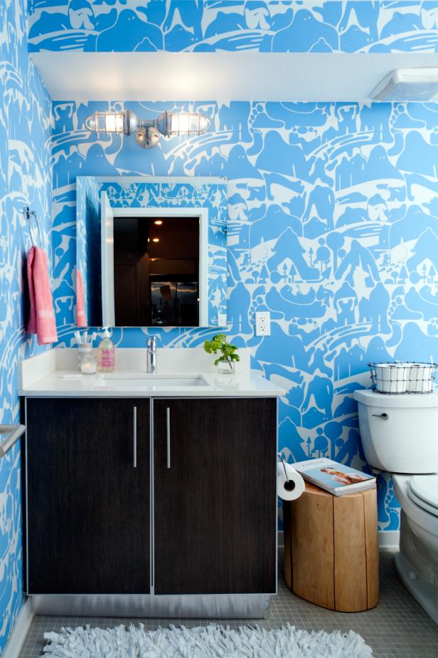 Blue Patterned Wallpaper In Small Bathroom - Modern - HD Wallpaper 