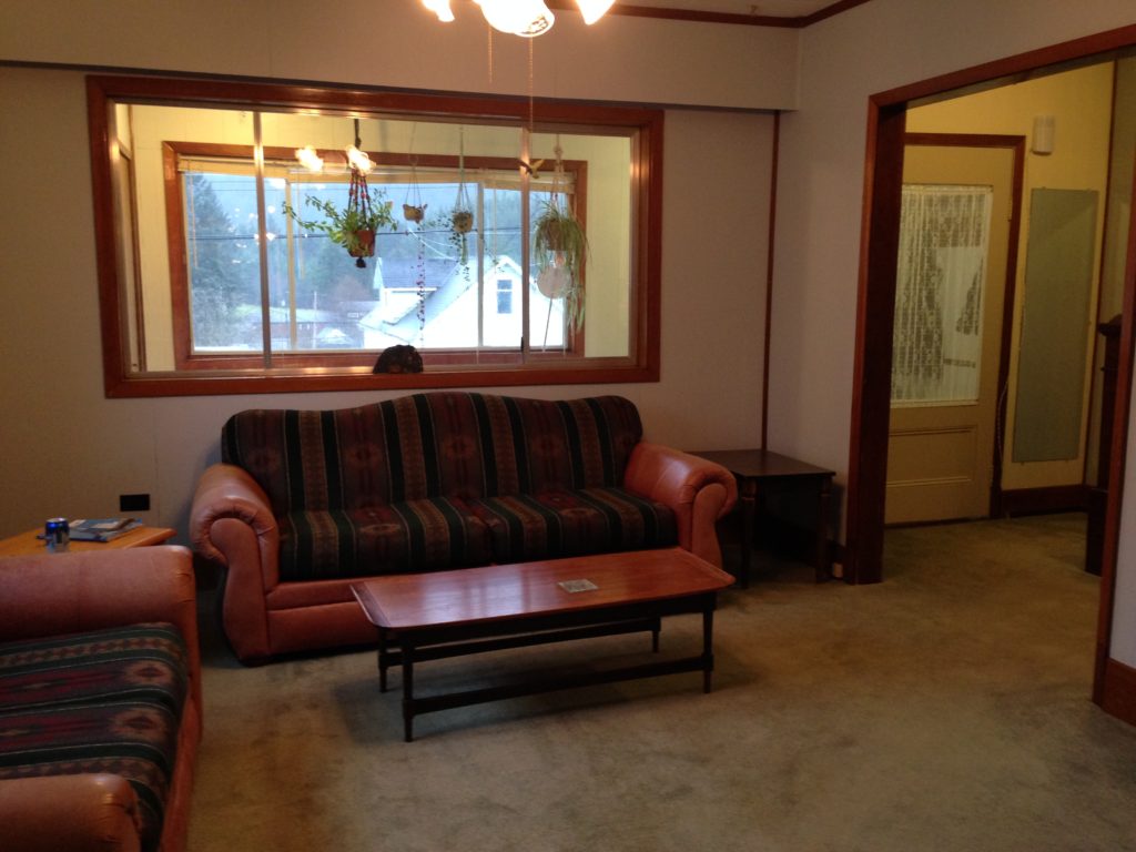 Step By Step Instructions On Painting That Old Cheap - Painting Dark Wood Paneling - HD Wallpaper 