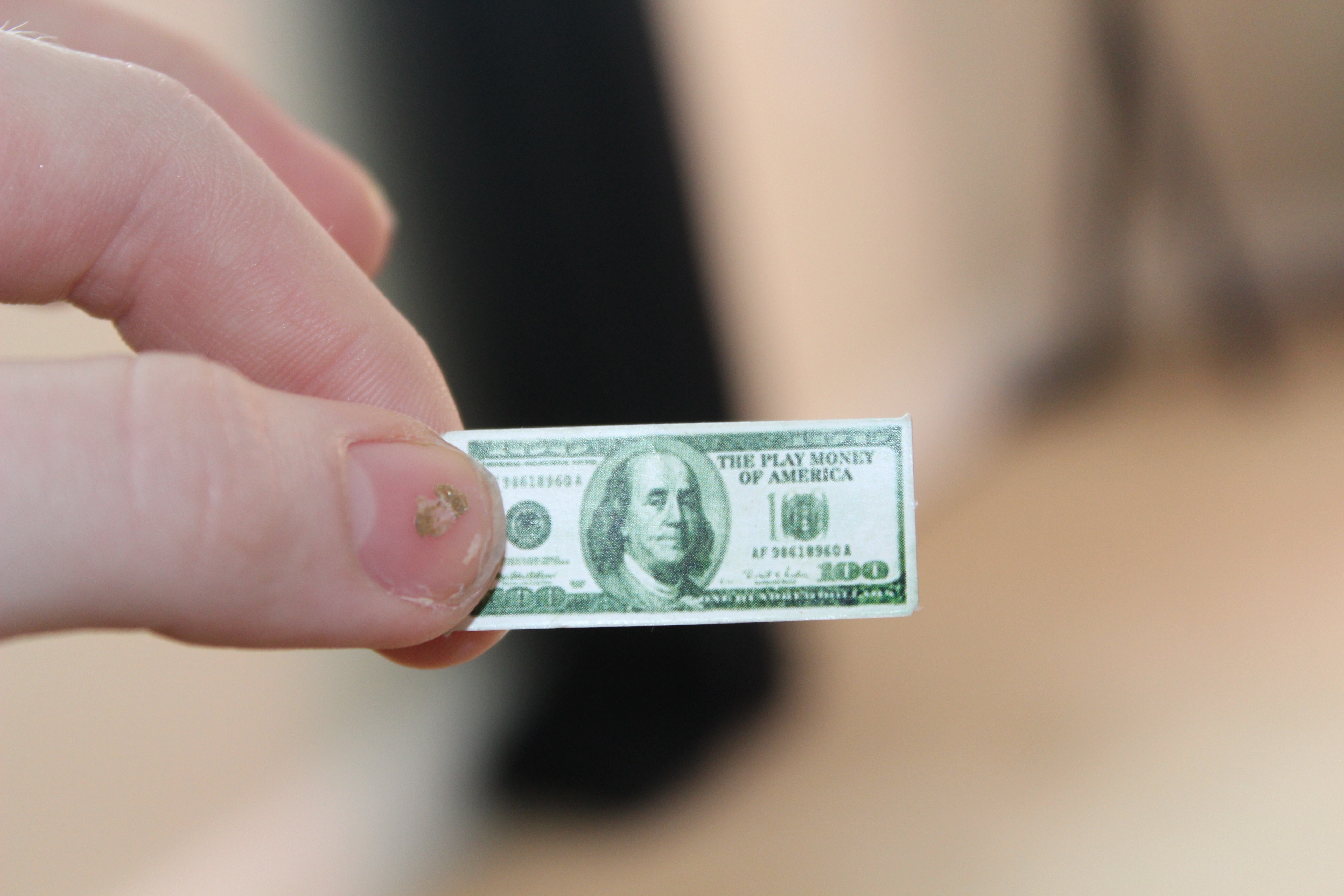 Little Fake Money - HD Wallpaper 