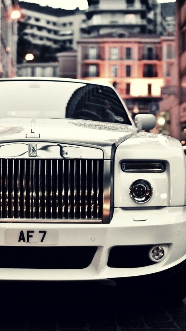 Iphone Wallpaper Rolls Royce Phantom White Car Front - Rolls Royce In The Street - HD Wallpaper 