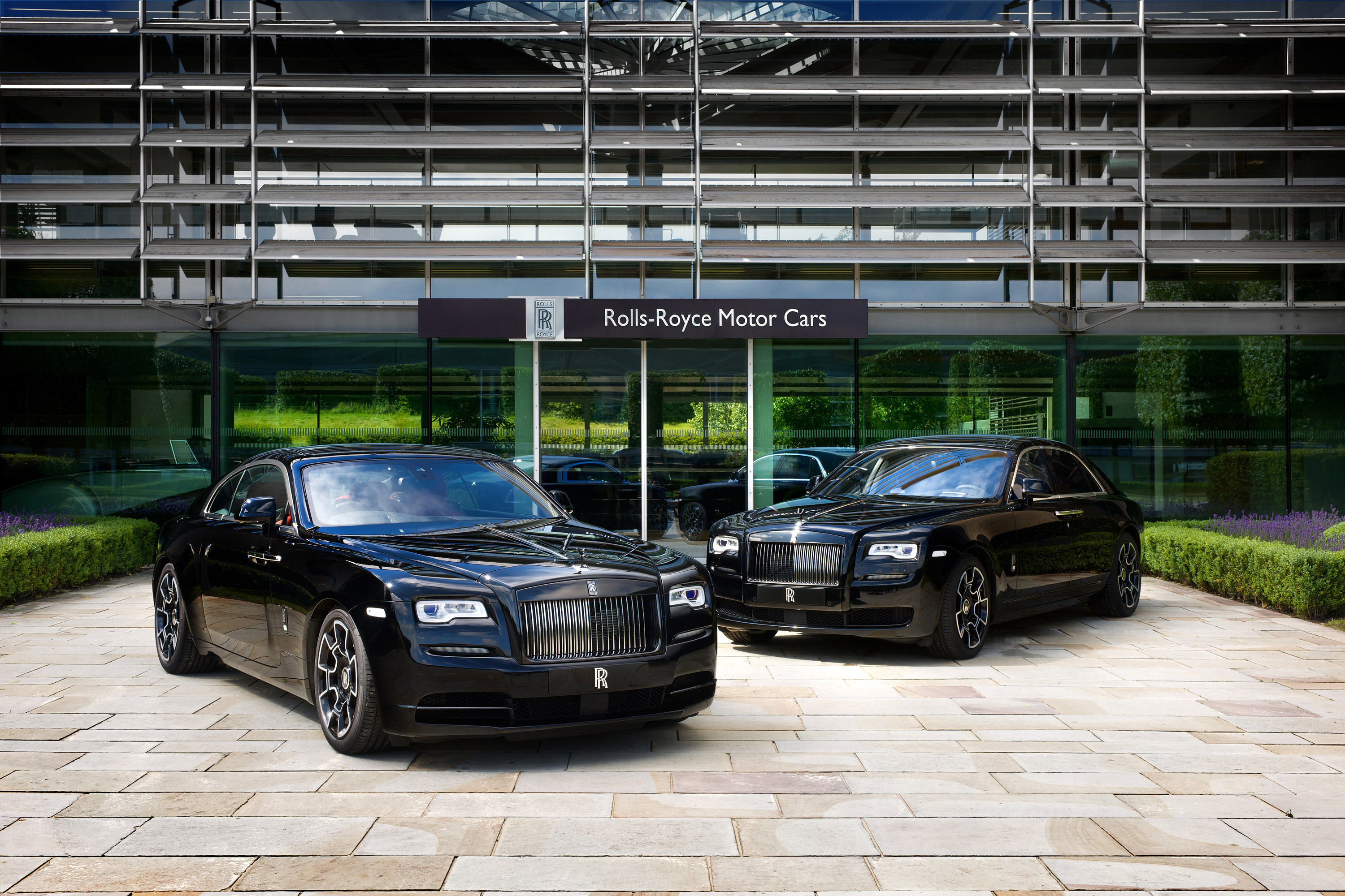 Rolls Royce Ghost Wraith Black Badge 2016 Wallpaper - Rolls Royce Motor Cars Goodwood - HD Wallpaper 