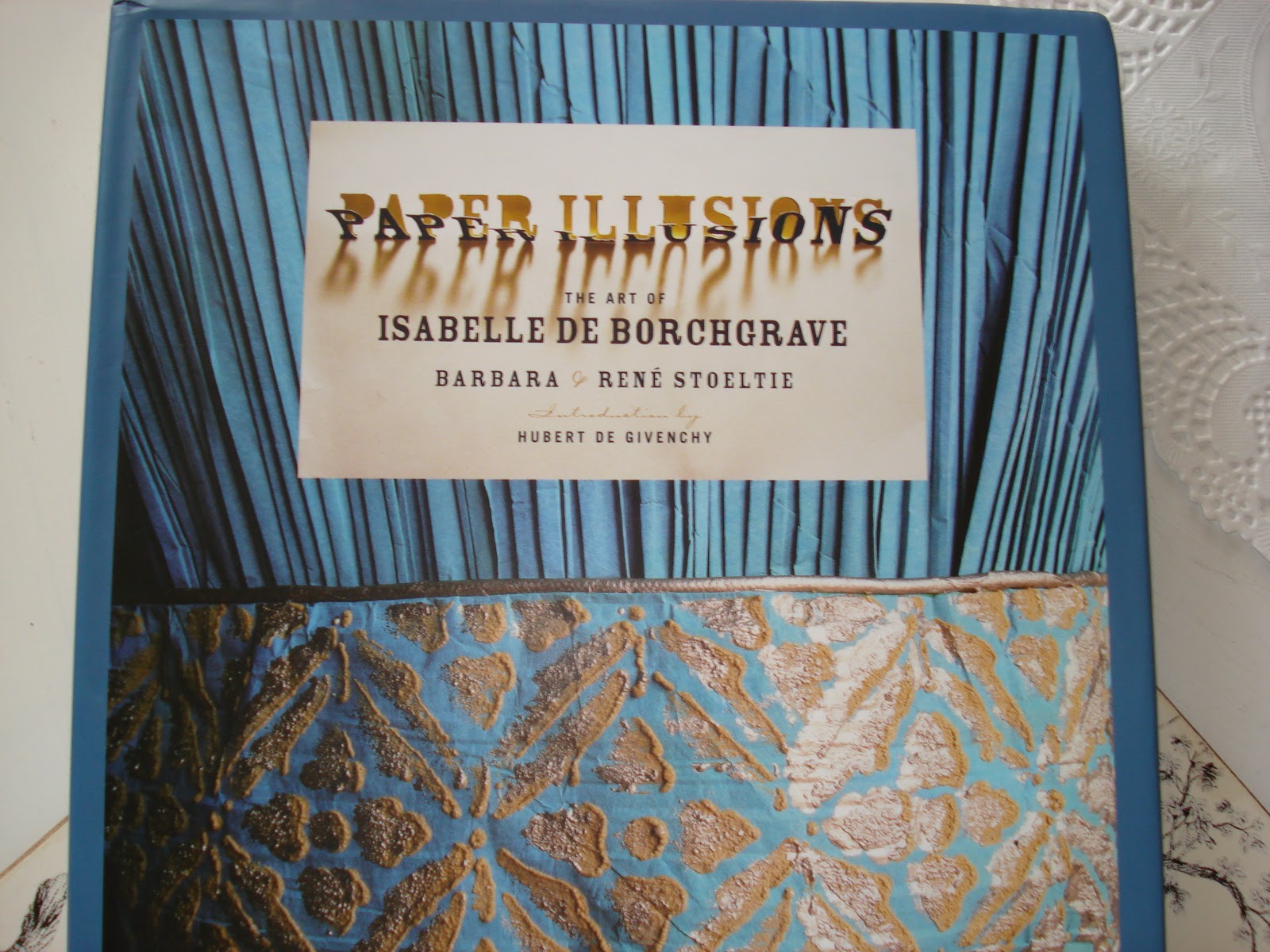 Paper Illusions: The Art Of Isabelle De Borchgrave - HD Wallpaper 