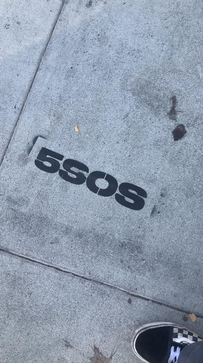 Black, Grey, And New Era Image - Sidewalk - HD Wallpaper 