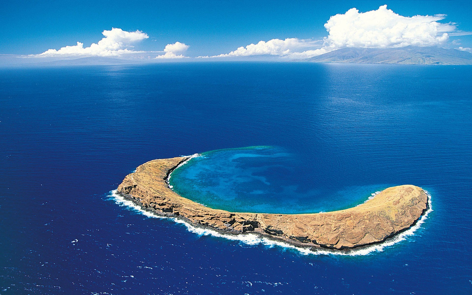 Tropical Island Wallpaper - Molokini Crater - HD Wallpaper 