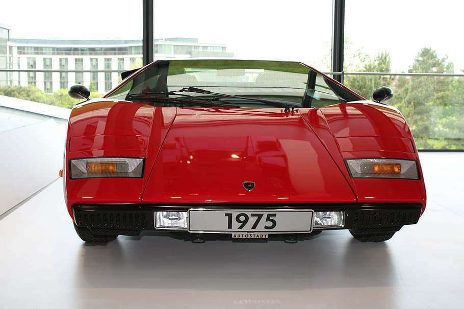 Classic Red Lamborghini Countach Coupe Inside Building, - Vanha Lamborghini - HD Wallpaper 