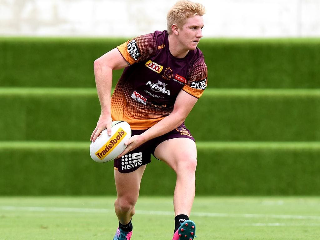 Tom Dearden Looks To Pass During A Brisbane Broncos - Rugby Tens - HD Wallpaper 