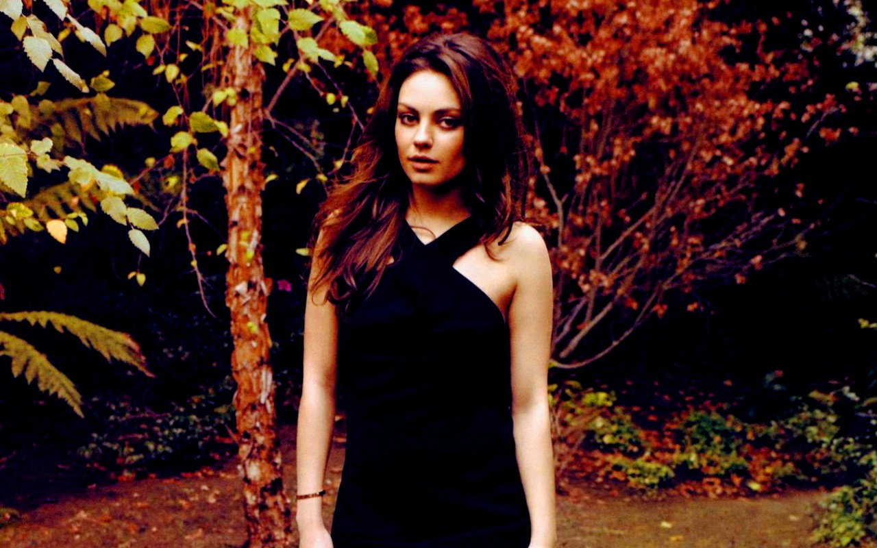 Mila - Hot Legs Mila Kunis - HD Wallpaper 