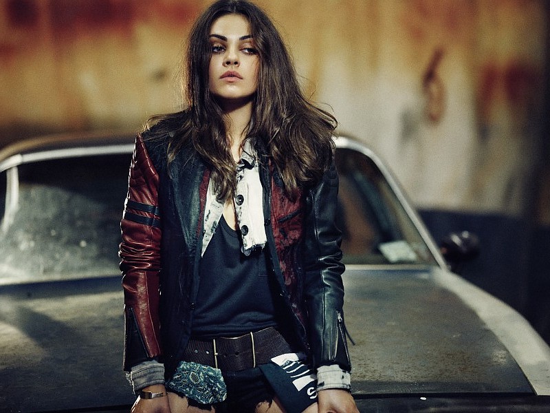 Mila Kunis Wallpaper For Ipad - Mila Kunis Hot Leather - HD Wallpaper 