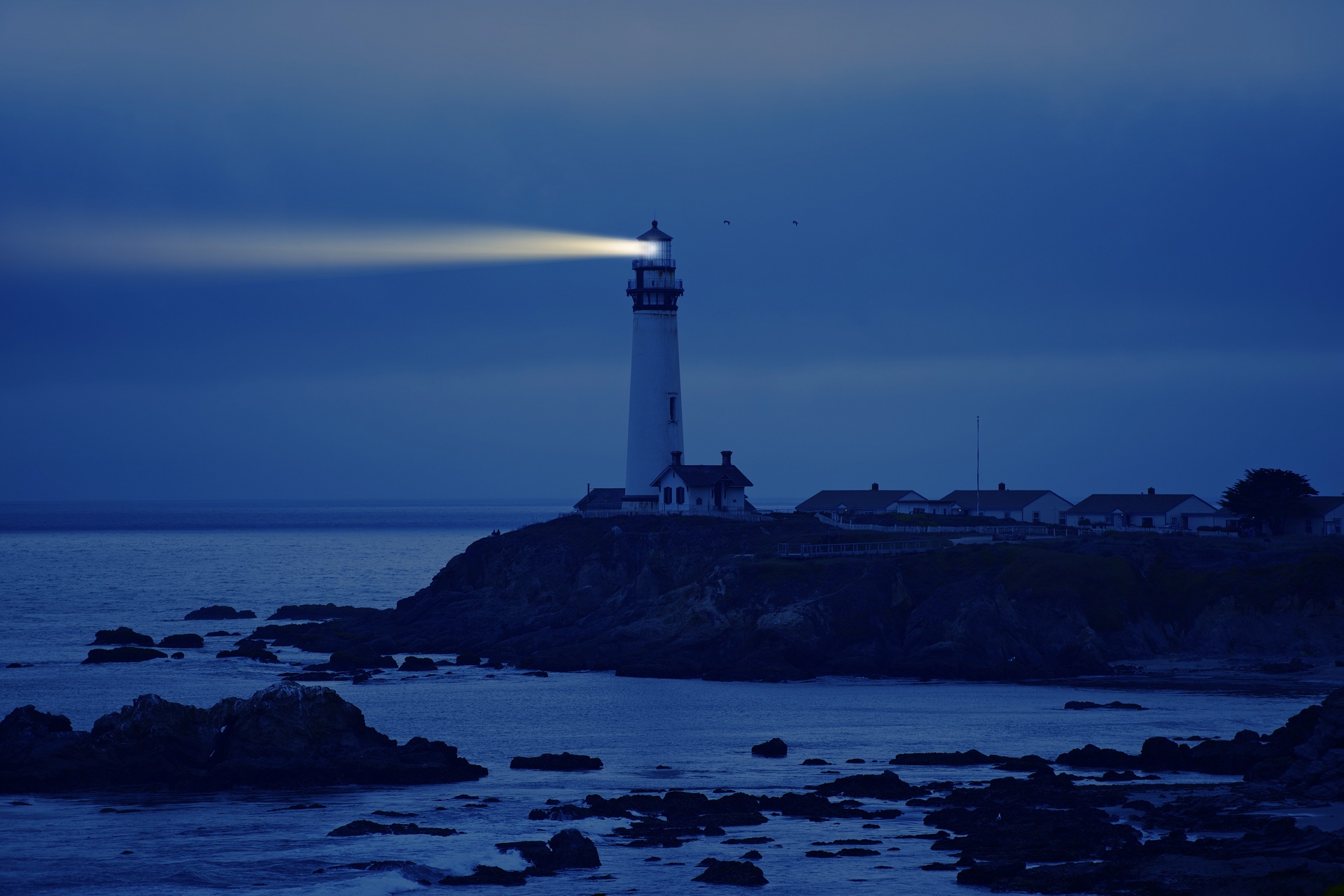 Lighthouse Wallpaper 16 - Lighthouse Shining In The Darkness - HD Wallpaper 