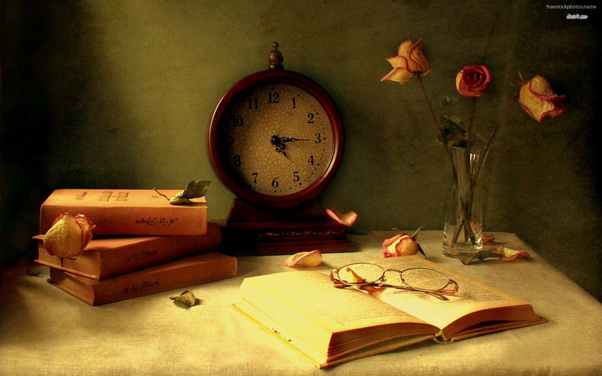 Download Books And A Old Watch On The Table 
 Data-src - Vintage Books Wallpaper Hd - HD Wallpaper 