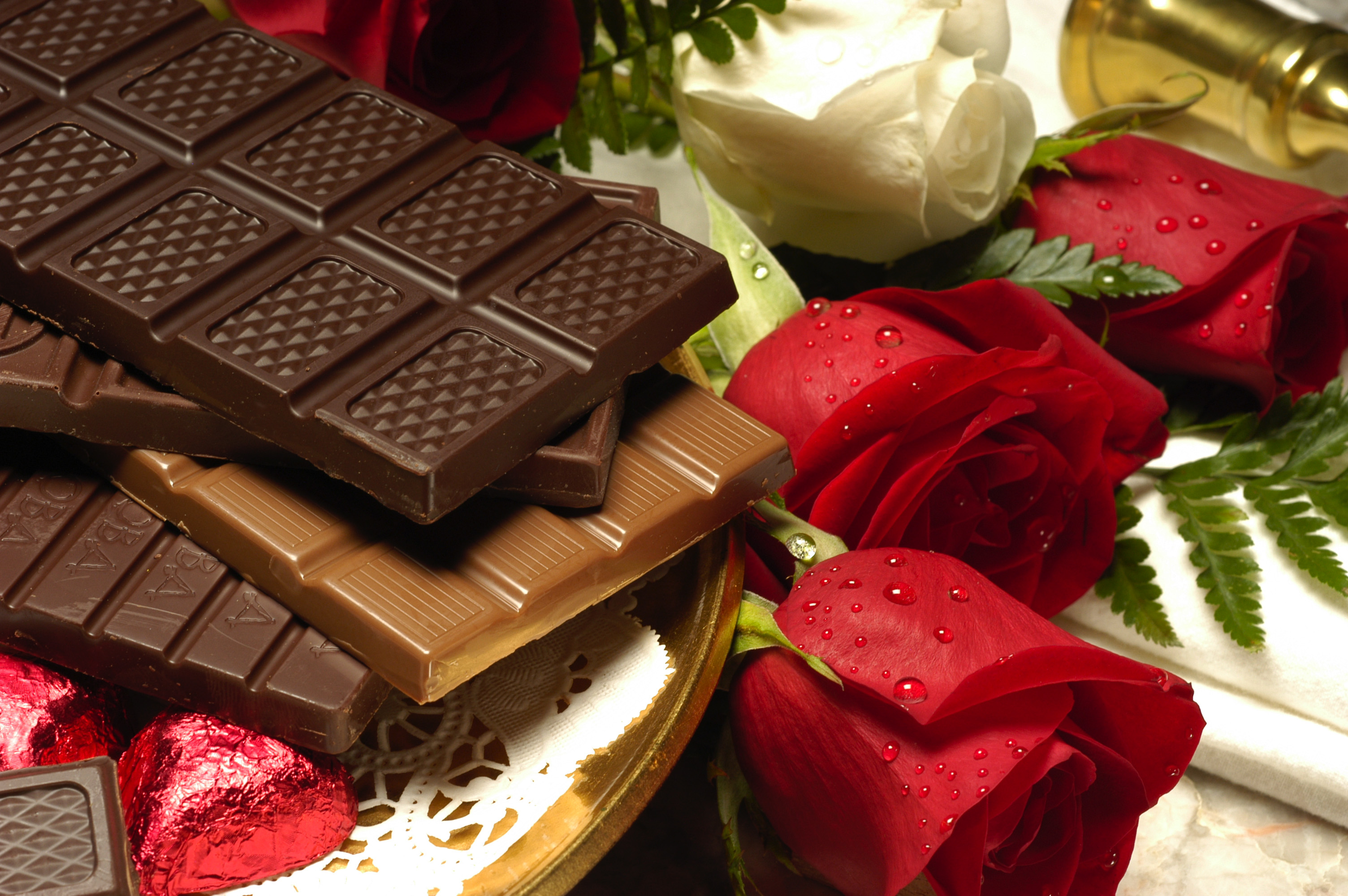 Red Rose With Chocolate - HD Wallpaper 