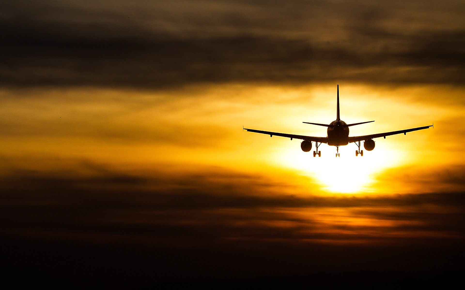 Passenger Plane Beautiful Sunset Wallpaper Hd Desktop - Barcelona El Prat Airport - HD Wallpaper 