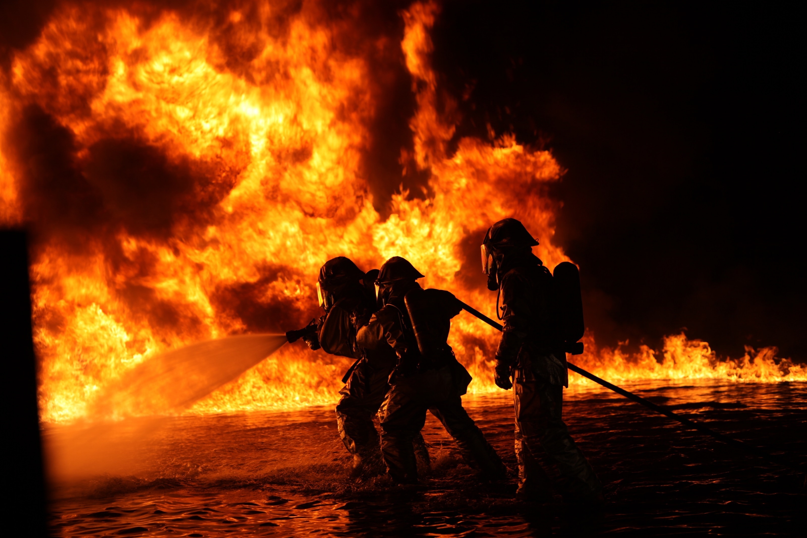 Fire Fighters Fighting The Knysna Fire - HD Wallpaper 