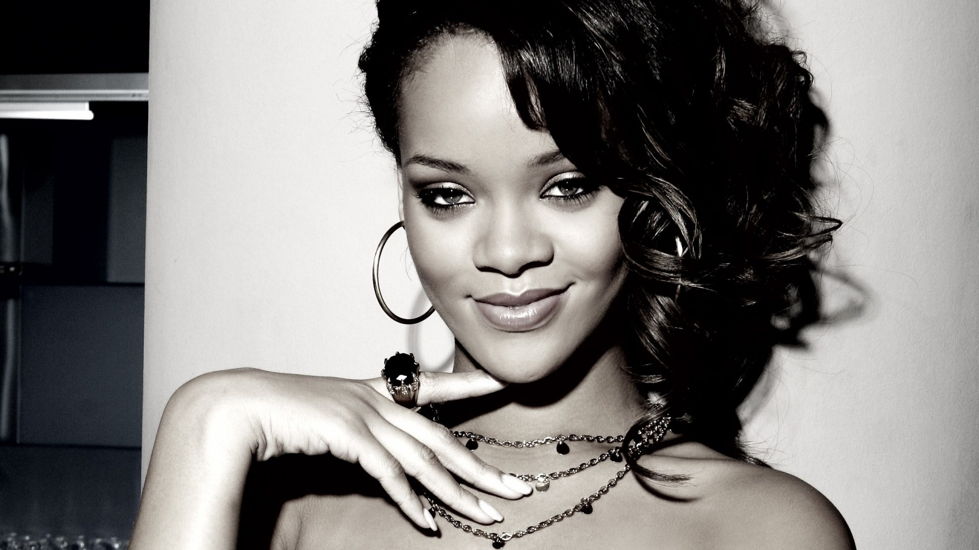 Preview Wallpaper Rihanna, Girl, Hair, Singer, Black - Rihanna Wallpapers Full Hd - HD Wallpaper 
