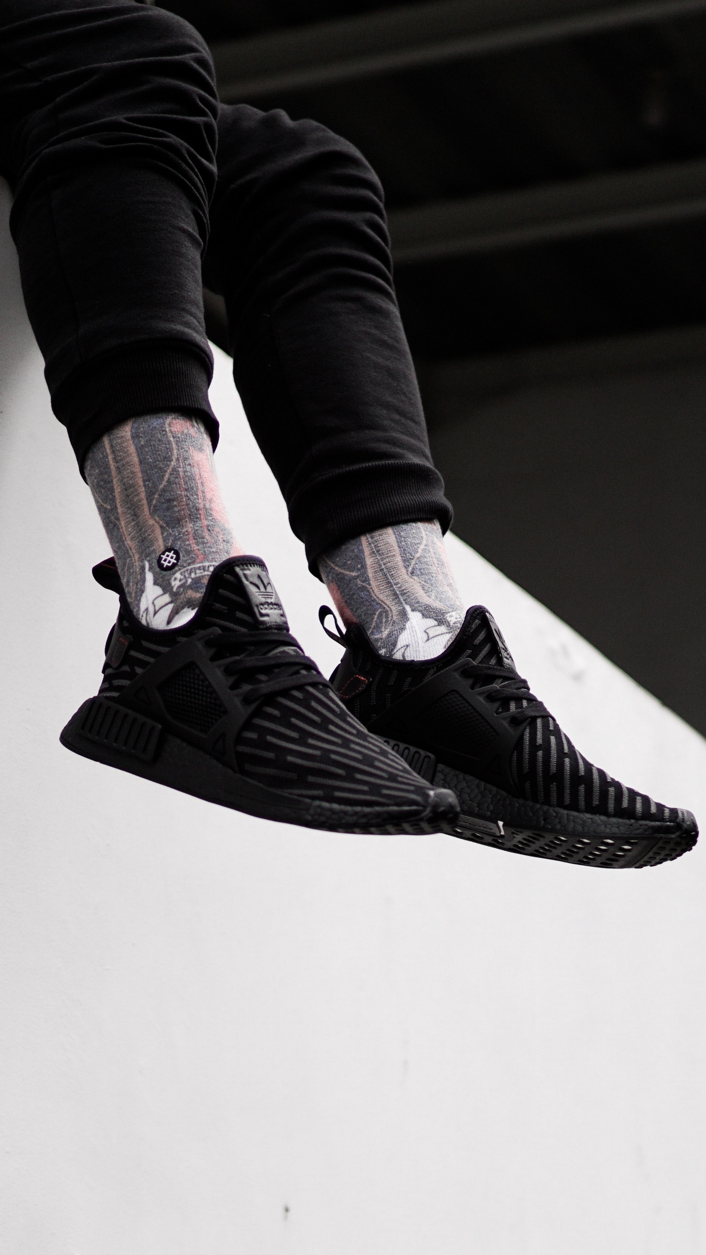 Wallpaper Sneakers, Legs, Shoes - Shoes Wallpaper Iphone - HD Wallpaper 