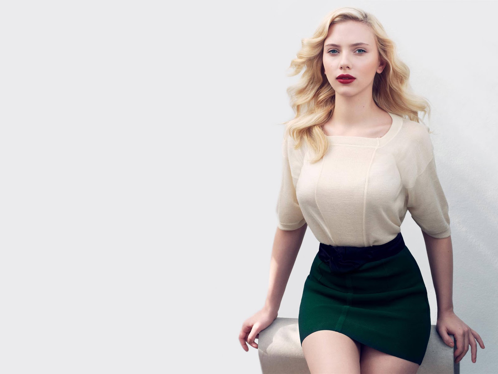 Beautiful Women Wallpaper - Scarlett Johansson Hot Dress - HD Wallpaper 