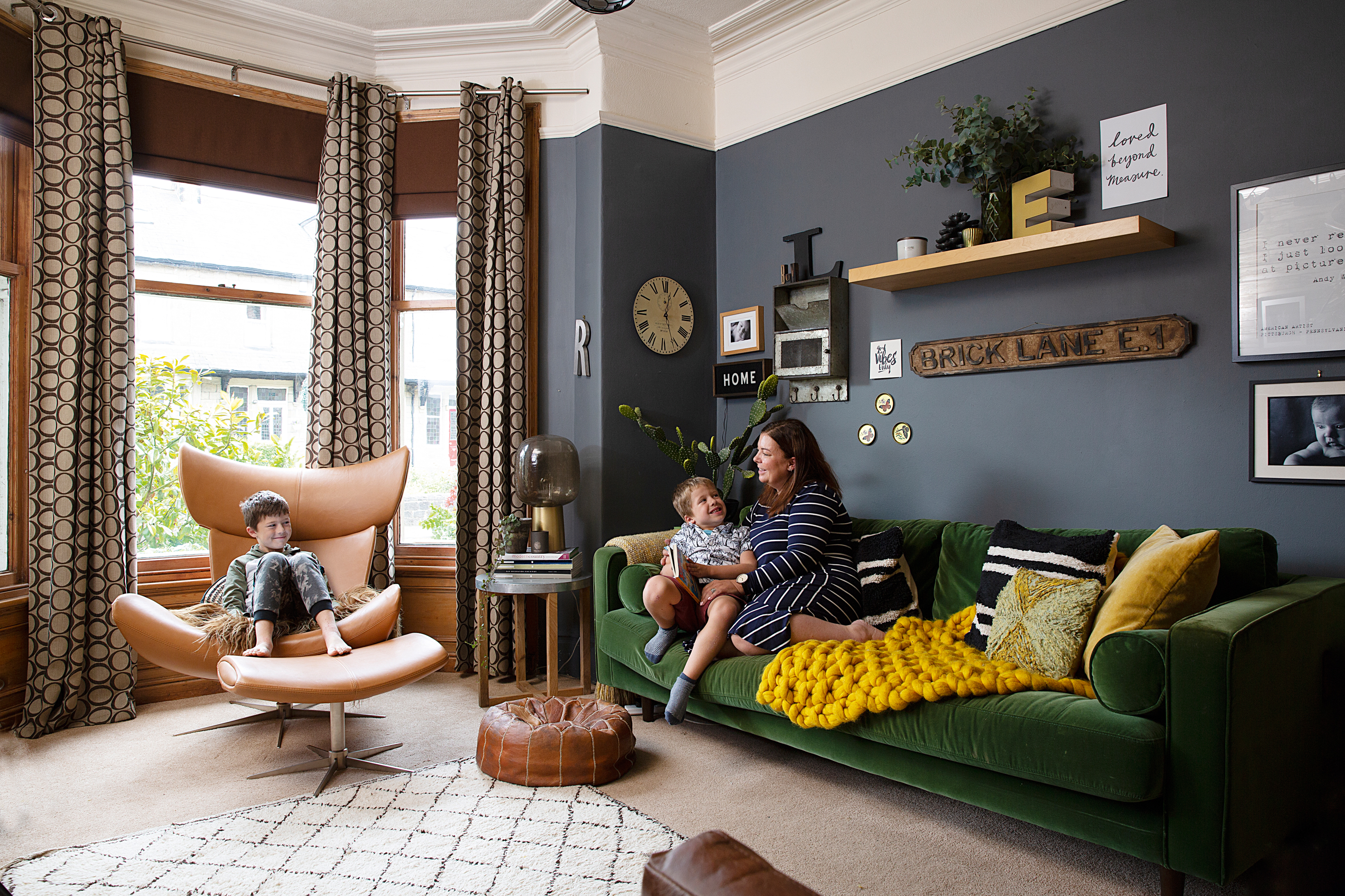A Wide Shot Of The Dark Navy Living Room With Green - Living Room - HD Wallpaper 