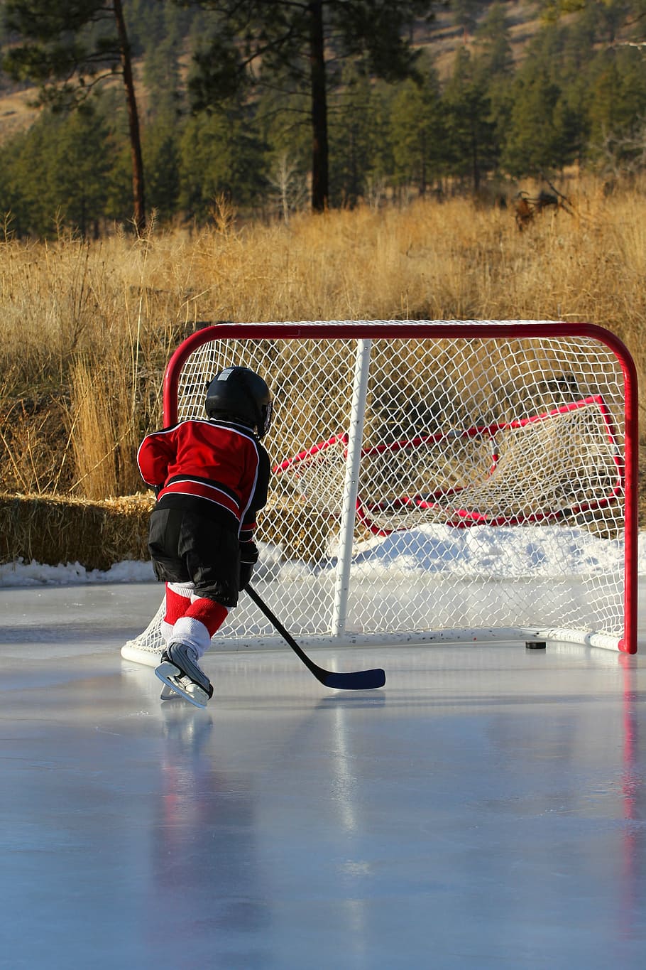 Kid Playing Hockey, Outdoor Rink, Net, Goal, Hockey - Ice Hockey Hockey Mom Meme - HD Wallpaper 