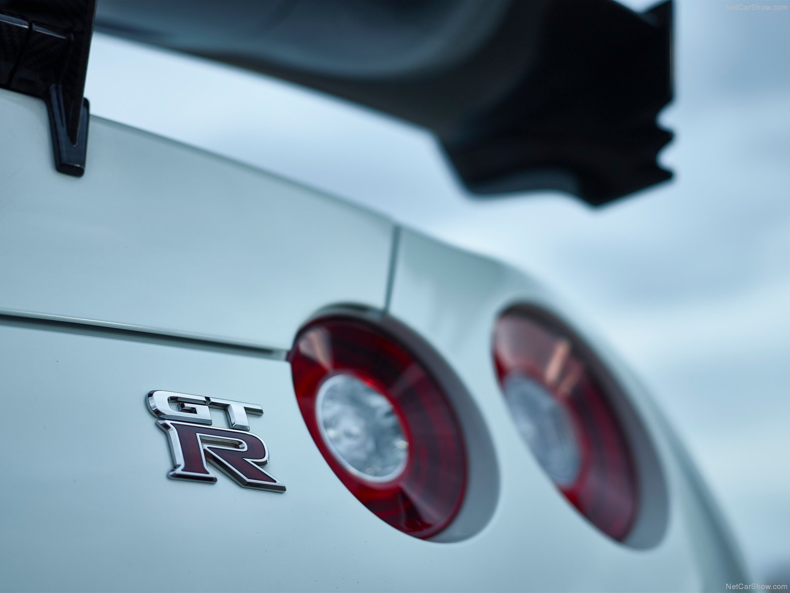 Nissan Gtr Wallpaper Light - HD Wallpaper 